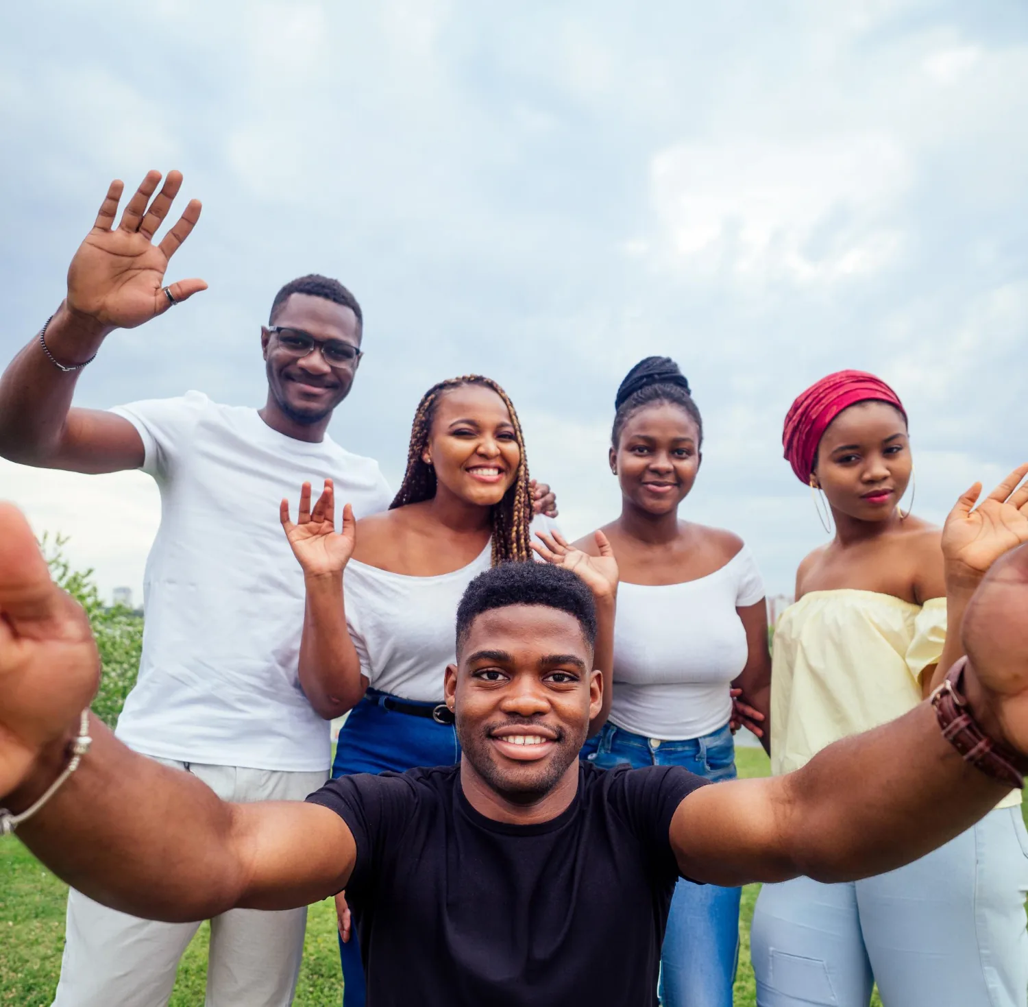 Groupe de jeunes africains souriants